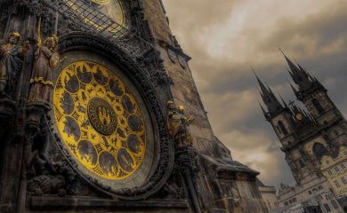 Mujer Alegre Turista Morena En Ropa Hippie Bohemio Que Habla El Teléfono  Celular En La Plaza Wenceslao De Praga. En El Fondo De San Wenceslao  Estatua En Praga. Concepto De Viaje Turismo.